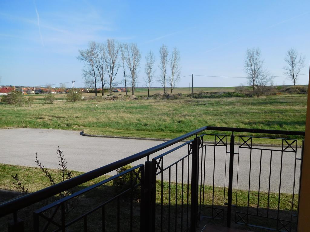 Jade Apartment Hegykő Buitenkant foto